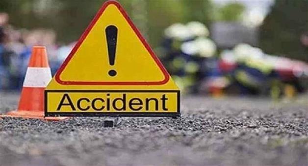 Khabar Odisha:road-accident-in-sambalpur-car-hit-divider-while-returning-home