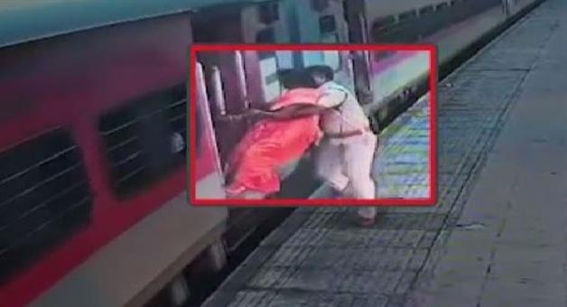 Khabar Odisha:rpf-asi-saves-passenger-from-death-at-talcher