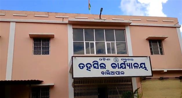 Khabar Odisha:sand-maffia-assaults-women-ri-in-baliapal