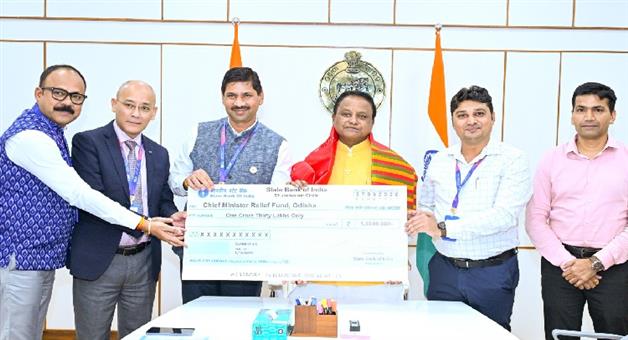 Khabar Odisha:sbi-staff-donate-rs-1-30-crore-to-odisha-cm-relief-fund-for-flood-hit-people