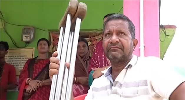 Khabar Odisha:sealed-house-of-disabled-man-opened-after-samblpur-collecter-gives-order
