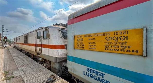 Khabar Odisha:shortcircuit-in-hawada-puri-superfast-express