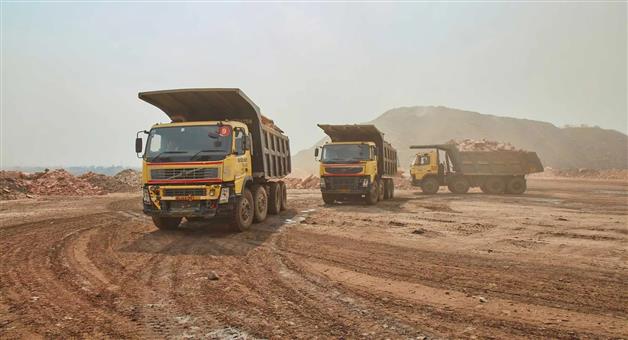 Khabar Odisha:soro-administrative-detained-15-trucks-of-stone-and-sand