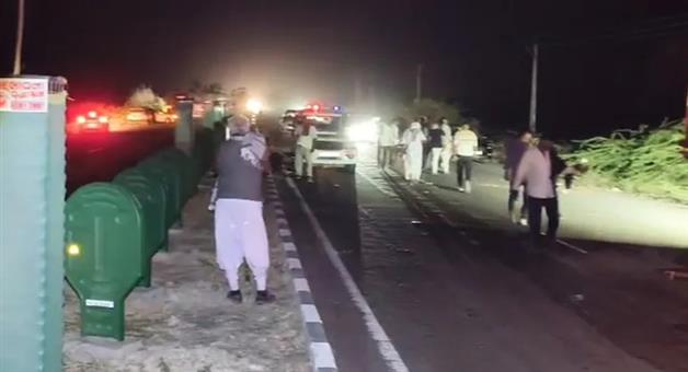 Khabar Odisha:speeding-truck-runs-over-7-pilgrims-in-rajkote