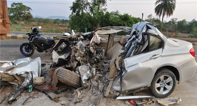 Khabar Odisha:speedy-bmw-car-hits-highwa-2-dead
