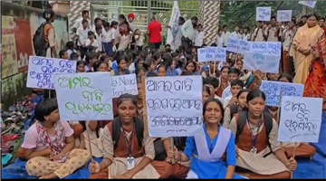 Khabar Odisha:students-locked-adeo-and-beo-at-talanga-primary-school