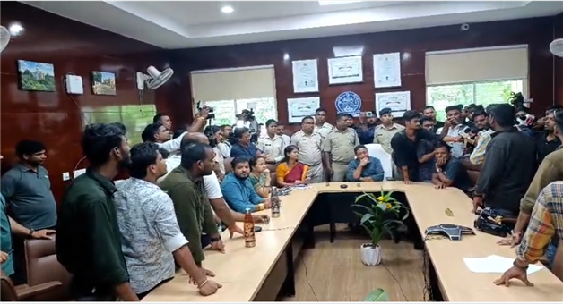 Khabar Odisha:students-protest-against-vc-in-bani-bihar
