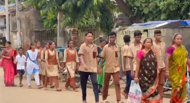Khabar Odisha:students-walk-2-kilometer-for-teacher-posting