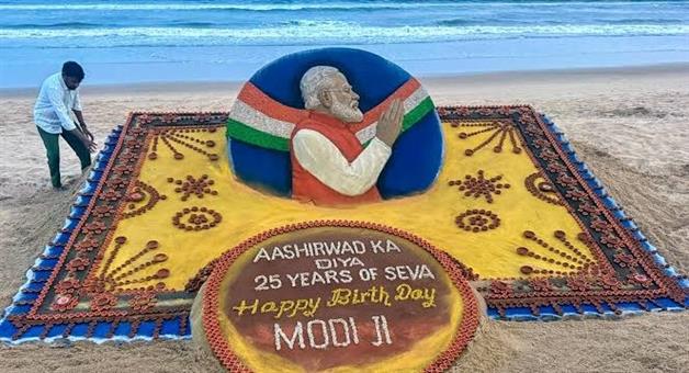 Khabar Odisha:sudarsan-pattnaik-creates-25-ft-sand-art-with-2500-diyas-on-puri-beach-for-pm-modis-birthday