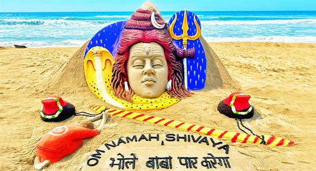 Khabar Odisha:sudarsan-pattnaik-crafts-7-ft-lord-shiva-sand-sculpture-to-mark-second-shravan-somvar