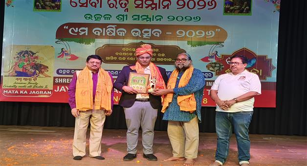 Khabar Odisha:sum-doctor-sourup-patnaik-received-the-seva-ratna-award
