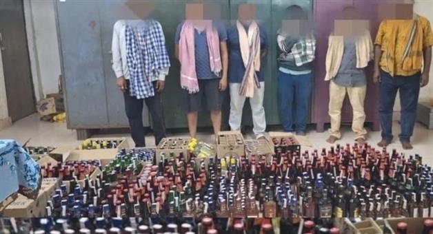 Khabar Odisha:sundargarh-police-seize-over-800-liquor-bottles-arrest-five