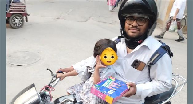 Khabar Odisha:swiggy-delivery-agent-rides-with-2-year-old-daughter-to-complete-orders-viral-post-melts-hearts-online