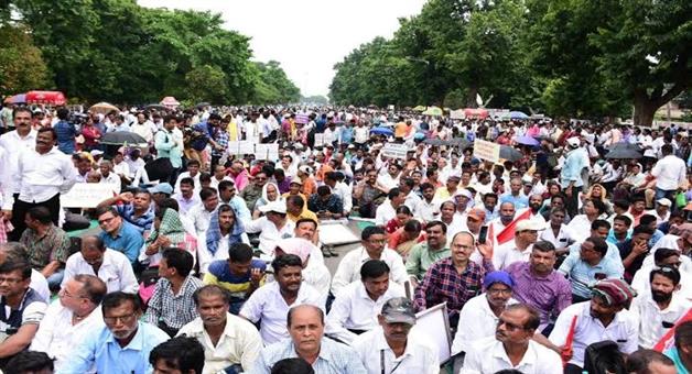 Khabar Odisha:teachers-protest-at-gandhi-marg