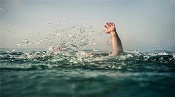 Khabar Odisha:the-constable-jumped-into-the-mahanadi-river