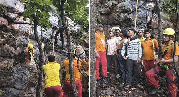 Khabar Odisha:three-stranded-trekkers-rescued-after-22-hours-from-malyagiri-hill