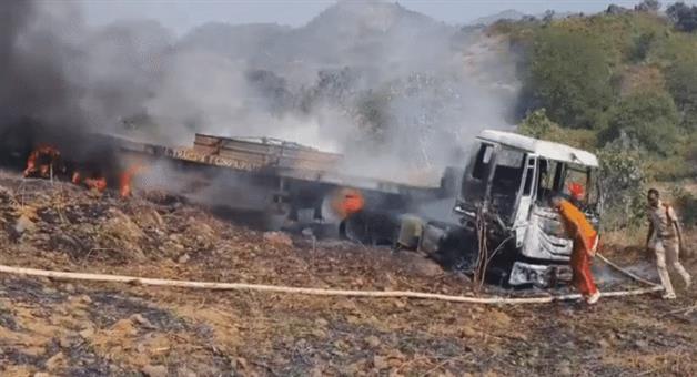 Khabar Odisha:trailer-catches-fire-after-falling-from-sunki-ghat-in-koraput-driver-helper-escape