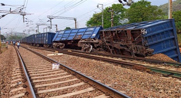 Khabar Odisha:train-derailed-near-padua-of-koraput-district