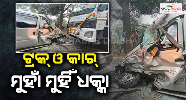 Khabar Odisha:truck-and-car-loaded-with-chickens-collide-head-on