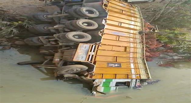 Khabar Odisha:truck-carrying-ginger-falls-off-bridge