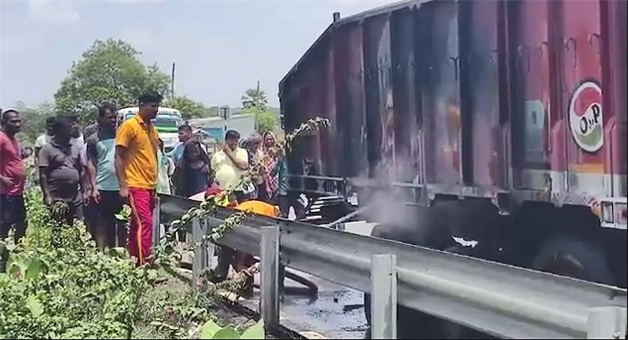 Khabar Odisha:truck-catches-fire-while-moving-on-road-at-kamakhyanag