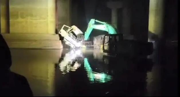 Khabar Odisha:truck-crashes-into-divider-falls-under-bridge-one-dead-one-critical