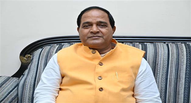 Khabar Odisha:truck-hits-supply-minister-s-car-in-baranga