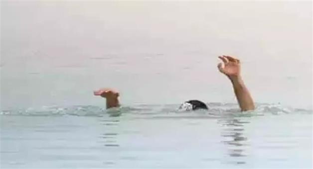 Khabar Odisha:two-children-fell-into-a-pond-while-playing