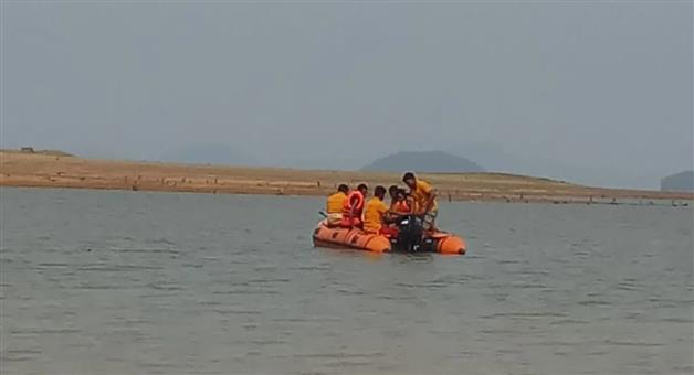 Khabar Odisha:two-missing-after-fishing-boat-capsizes-in-brahmani-river-during-storm-in-angul