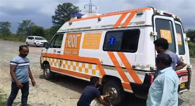 Khabar Odisha:two-suspended-after-11-yr-old-girl-dies-due-to-ambulance-breakdown-in-kalahandi