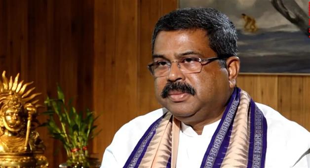 Khabar Odisha:union-dharmendra-pradhan-meets-fm-college-victim-family-at-aiims