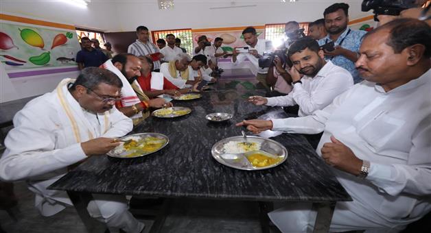 Khabar Odisha:union-minister-dharmendra-pradhan-launches-many-projects-of-his-own-school-where-he-studied