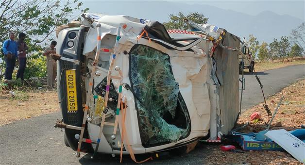 Khabar Odisha:vehicle-fall-thirty-feet-down-from-road-one-dead