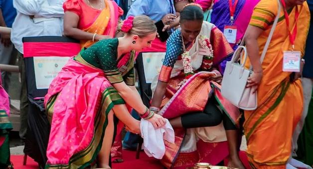 Khabar Odisha:why-controversy-over-washing-feet-of-the-miss-world-contestant-know-political-storm-in-telangana