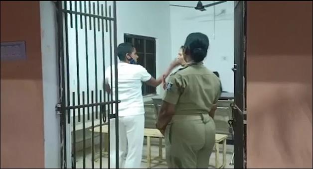 Khabar Odisha:woman-slaps-cop-inside-ps