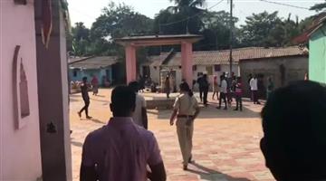 Khabar Odisha:woman-tied-beaten-up-in-public-for-meeting-boy-friend-in-odishas-Bhubaneswar