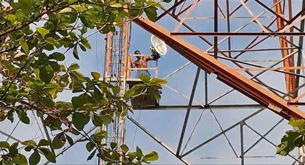 Khabar Odisha:young-man-threatens-to-commit-suicide-by-climbing-tower