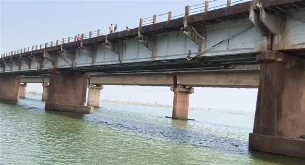 Khabar Odisha:youth-falls-from-mahanadi-bridge