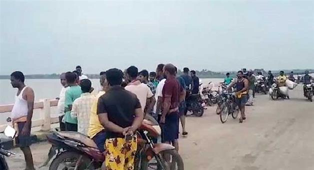 Khabar Odisha:youth-goes-missing-after-jumping-into-devi-river-in-jagatsinghpur-search-underway